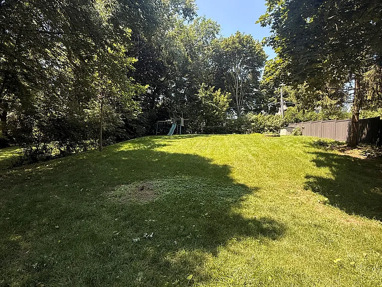 904 S Summit St — Photo 25