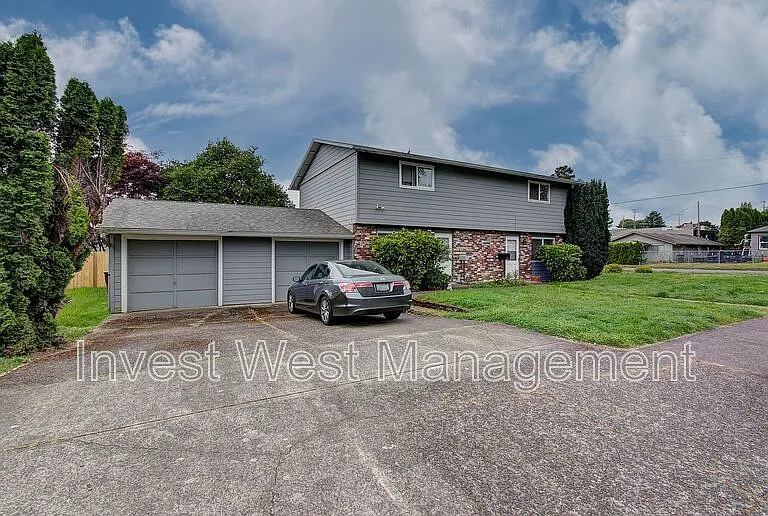 710 NE 15th Ave — Photo 1