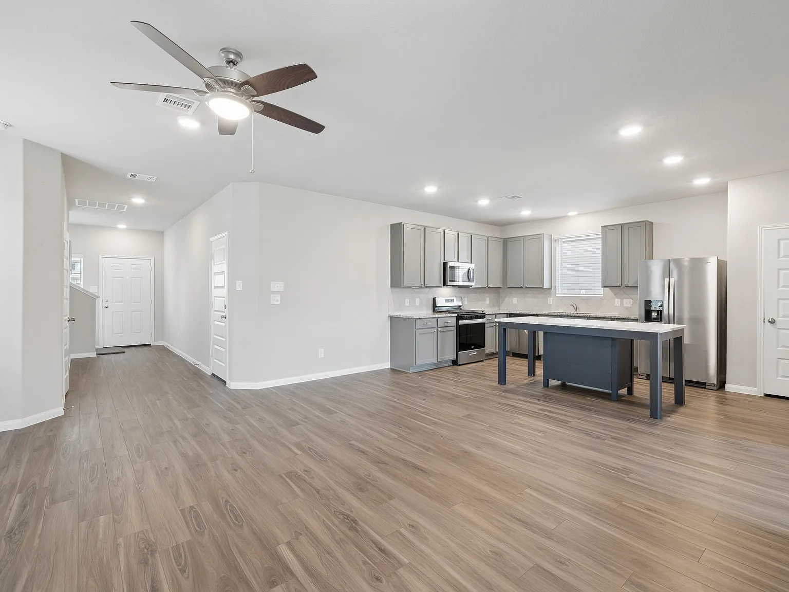 3 bed, 2.5 bath, 2100 sqft, $2,200 — Photo 3