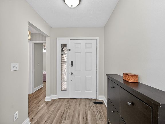 3rd image of 325 Easton Manor Dr