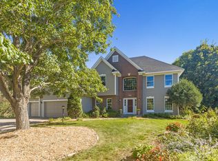 952 Pineview Ct, Saint Paul, MN 55115