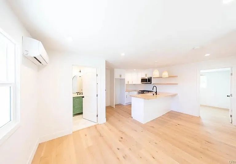 1312 E Maple St — Photo 2