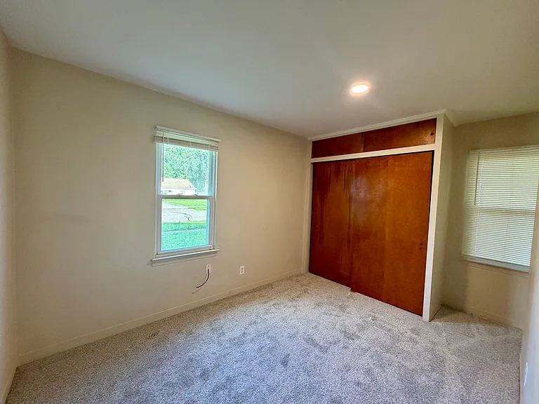 324 Lockwood St — Photo 6