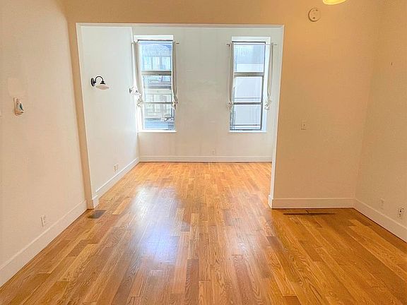 3rd image of 949 Willoughby Ave APT 109