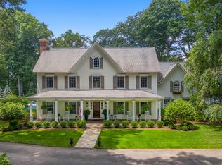 220 Woodridge Cir, New Canaan, CT 06840