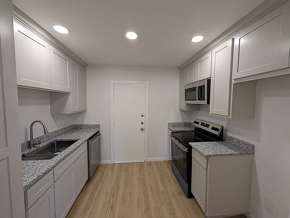 3rd image of 4120 Crestview Dr