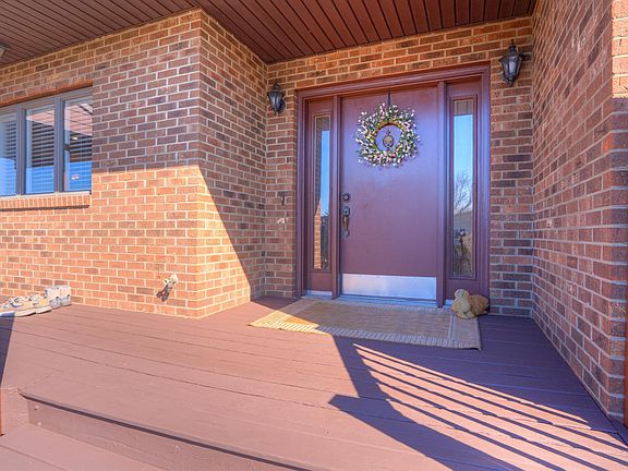 5th image of 403 Lucas Dr