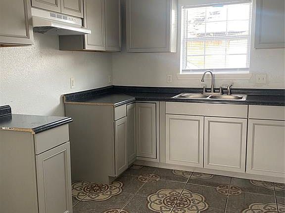 3rd image of 2902 Wipprecht St #2916