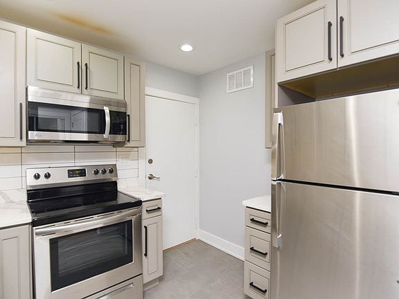4th image of 1301 W Estes Ave #W5