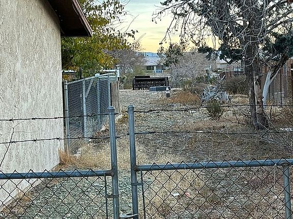 Gates side yard fenced acre