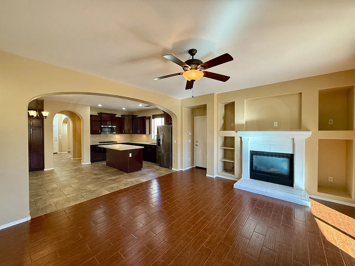 3 bed, 2.5 bath, 2001 sqft, $2,500 — Photo 4