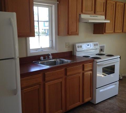 Kitchen-refrigerator, stove, washer/dryer hook-up