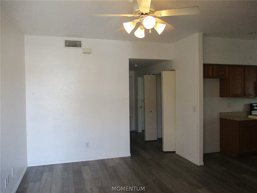 2 bed, 2.0 bath, 900 sqft, $1,100 — Photo 2