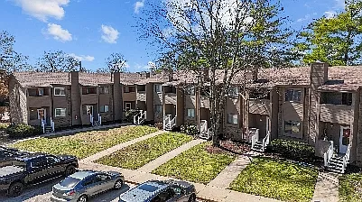 The Grove Townhomes - 1711 E Walnut Lawn St - M — Photo 2