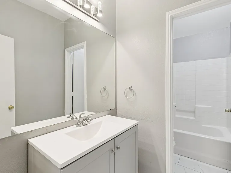 1016 Aviary — Photo 12