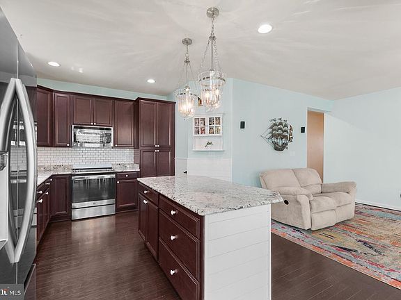 3rd image of 23815 Pembroke Ln
