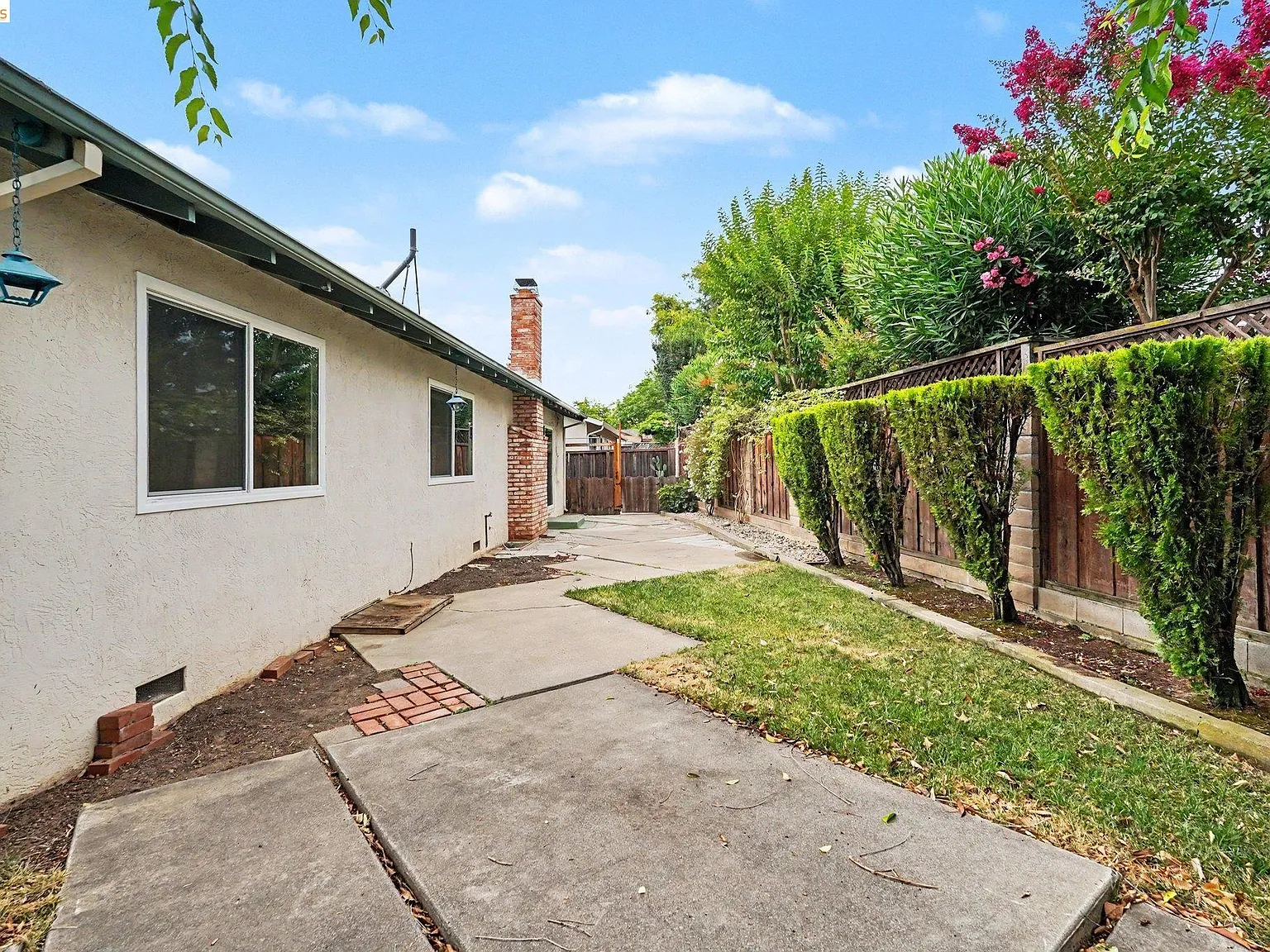 3 bed, 2.0 bath, 1284 sqft, $3,800 — Photo 3