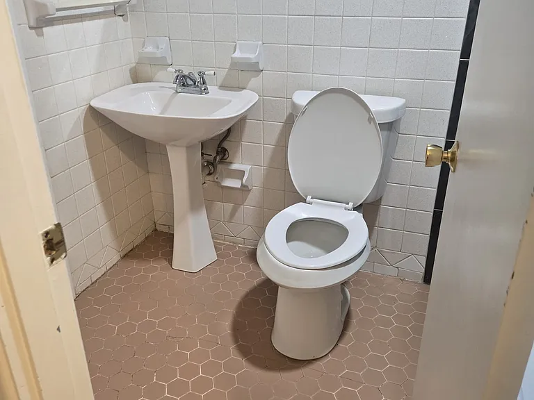 2206 Linde St NW — Photo 4