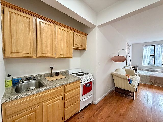 2nd image of 515 E 6th St APT E4