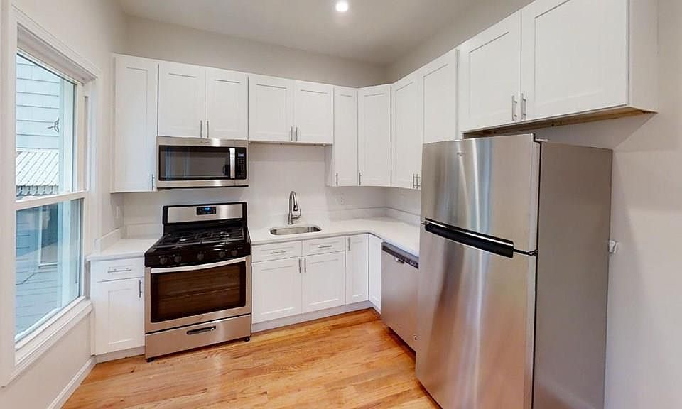 2nd image of 130 Putnam St #3