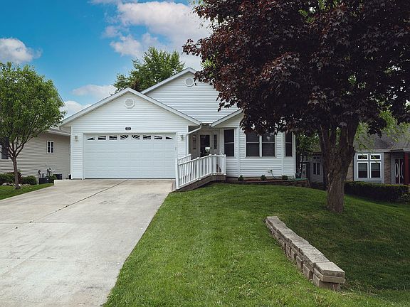 3rd image of 928 Candlewick Dr NE