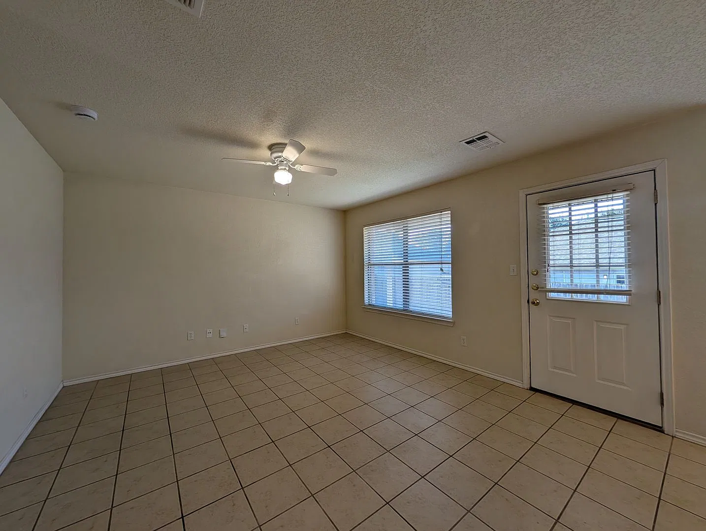 2/2.5/1 / Easy access to I35 / Large Fenced in Backyard with Covered Patio / Fridge Included / CI... — Photo 4
