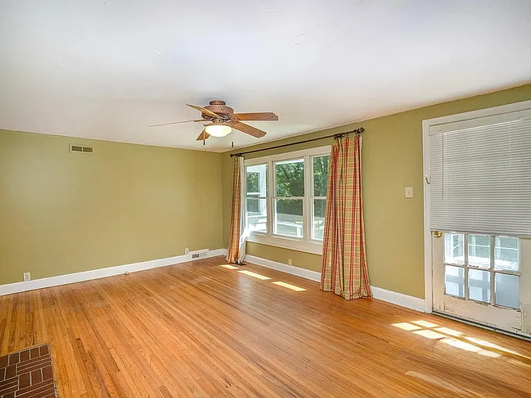 409 Edgewood Ct — Photo 4