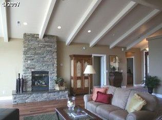 986 Inlet Loop, Coos Bay, OR 97420