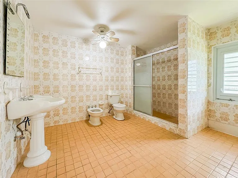 4 Laurel — Photo 6