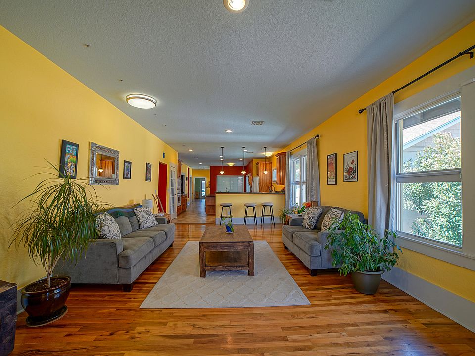 2nd image of 1147 N Alameda Blvd