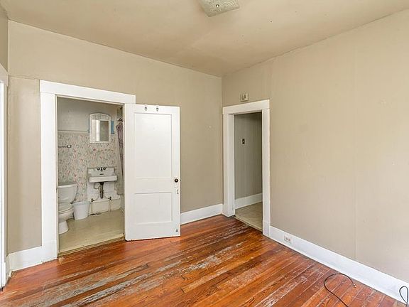 4th image of 2427 Pinehurst Blvd