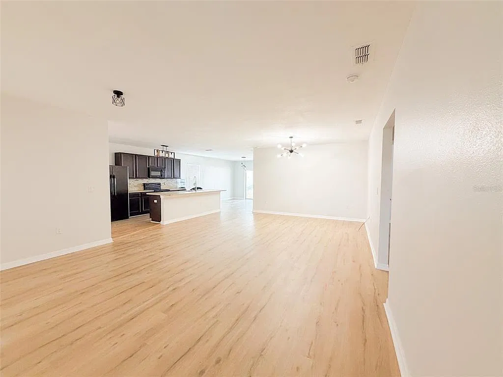 4 bed, 2.0 bath, 1835 sqft, $2,100 — Photo 3