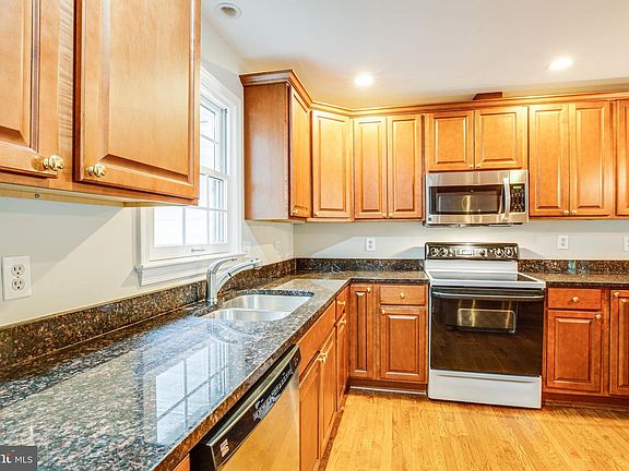 3rd image of 4419 Lakewood Dr