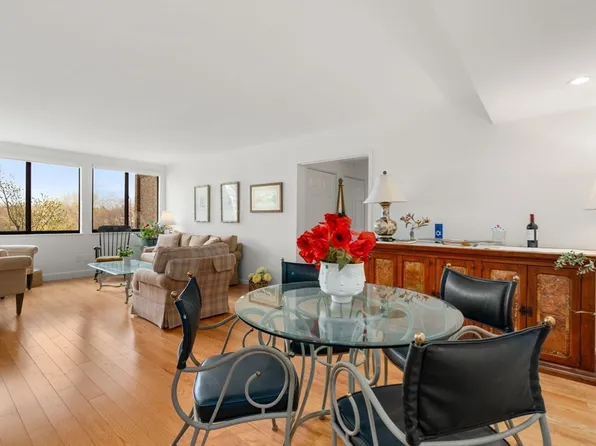 250 Hammond Pond Pkwy APT 705S, Newton, MA 02467