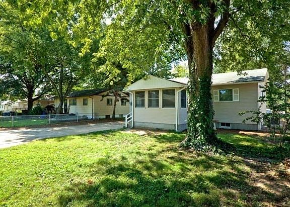 3rd image of 835 Mark Twain Dr