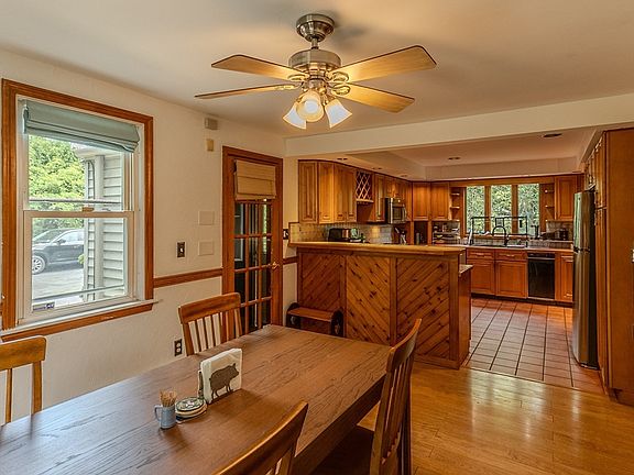 4th image of 68 Davis Rd