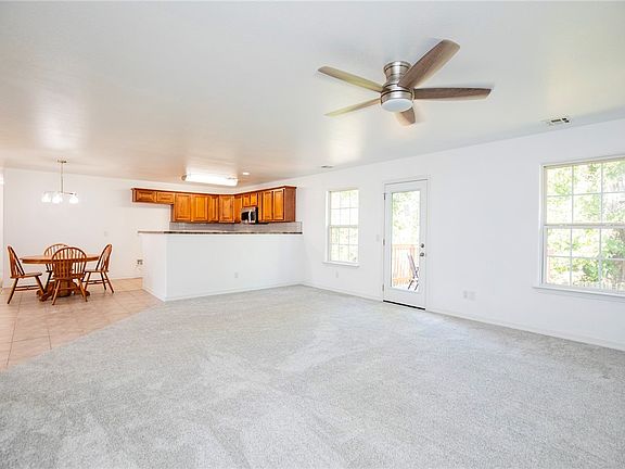 5th image of 13 Hillswick Dr