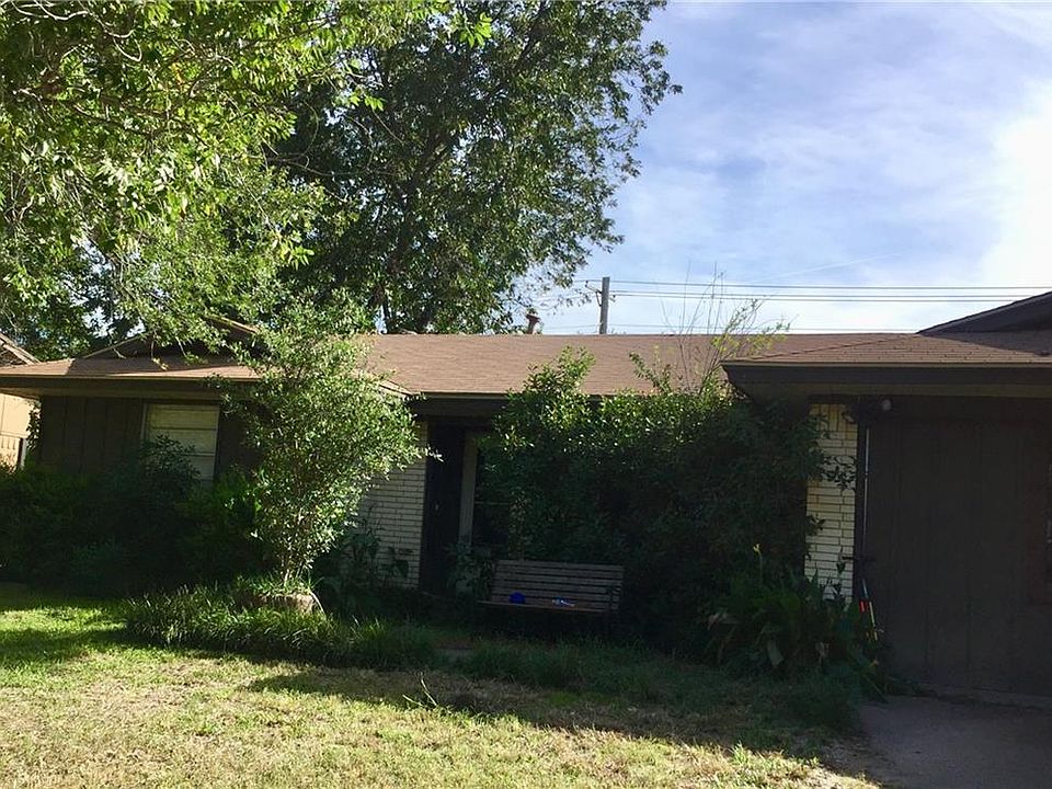 2nd image of 2502 Foxcroft Cir
