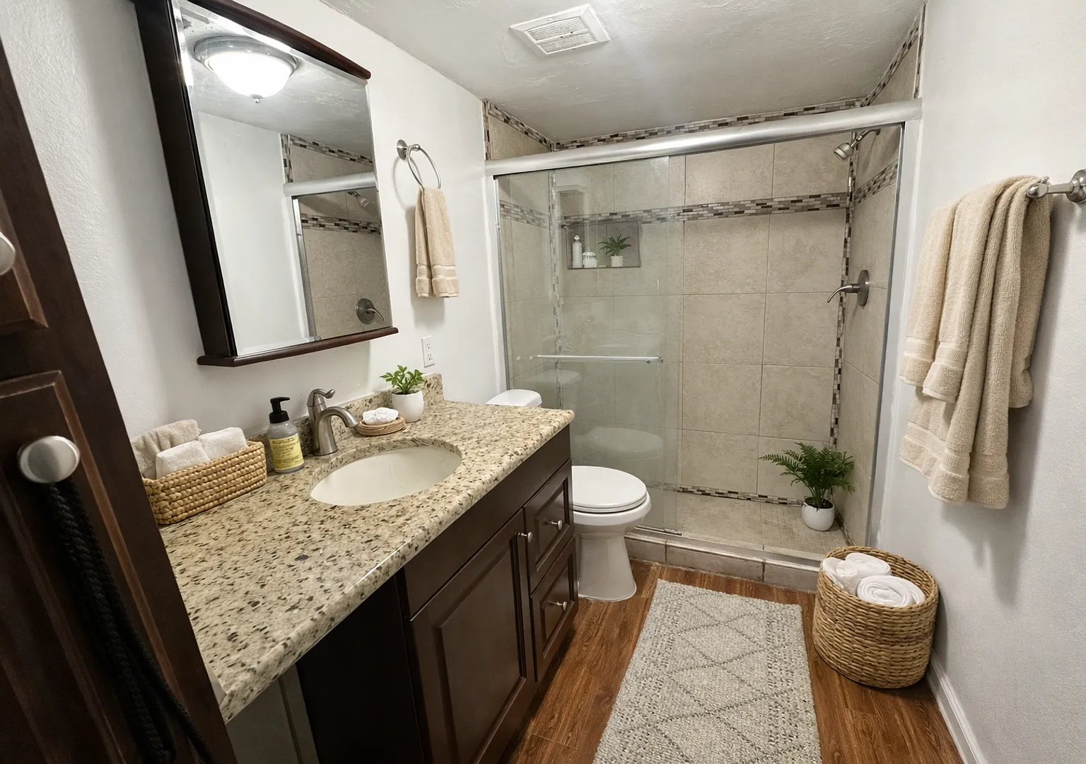 True 1 Bedroom Overlooking Doak Campbell — Photo 4
