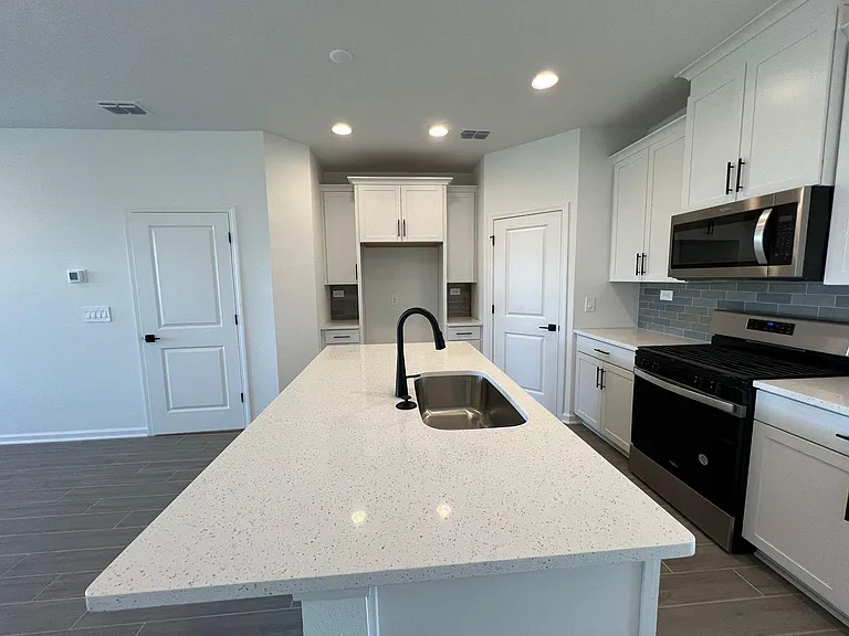 223 Brandon Lakes Dr — Photo 6