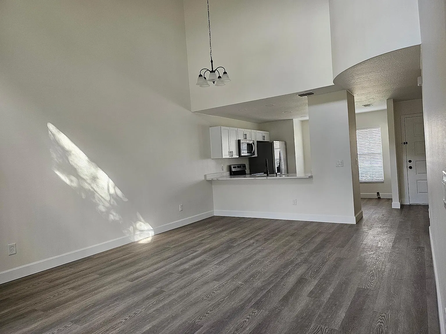 3 bed, 1370 sqft, $2,050 — Photo 3