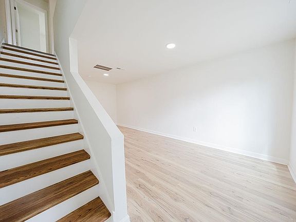 5th image of 305 McGoodwin Ave