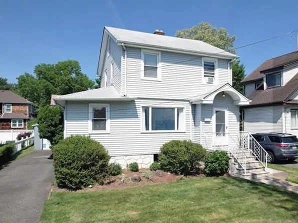313 Elm Pl, Leonia, NJ 07605