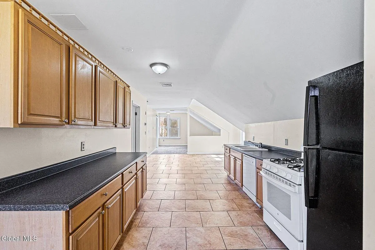 3 bed, 1.0 bath, 1100 sqft, $1,900 — Photo 2