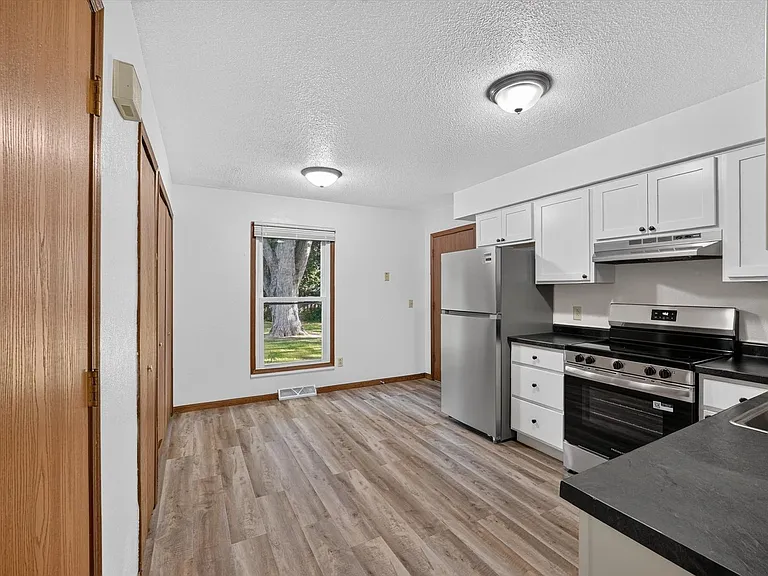 6839-6841 Woodlake — Photo 12