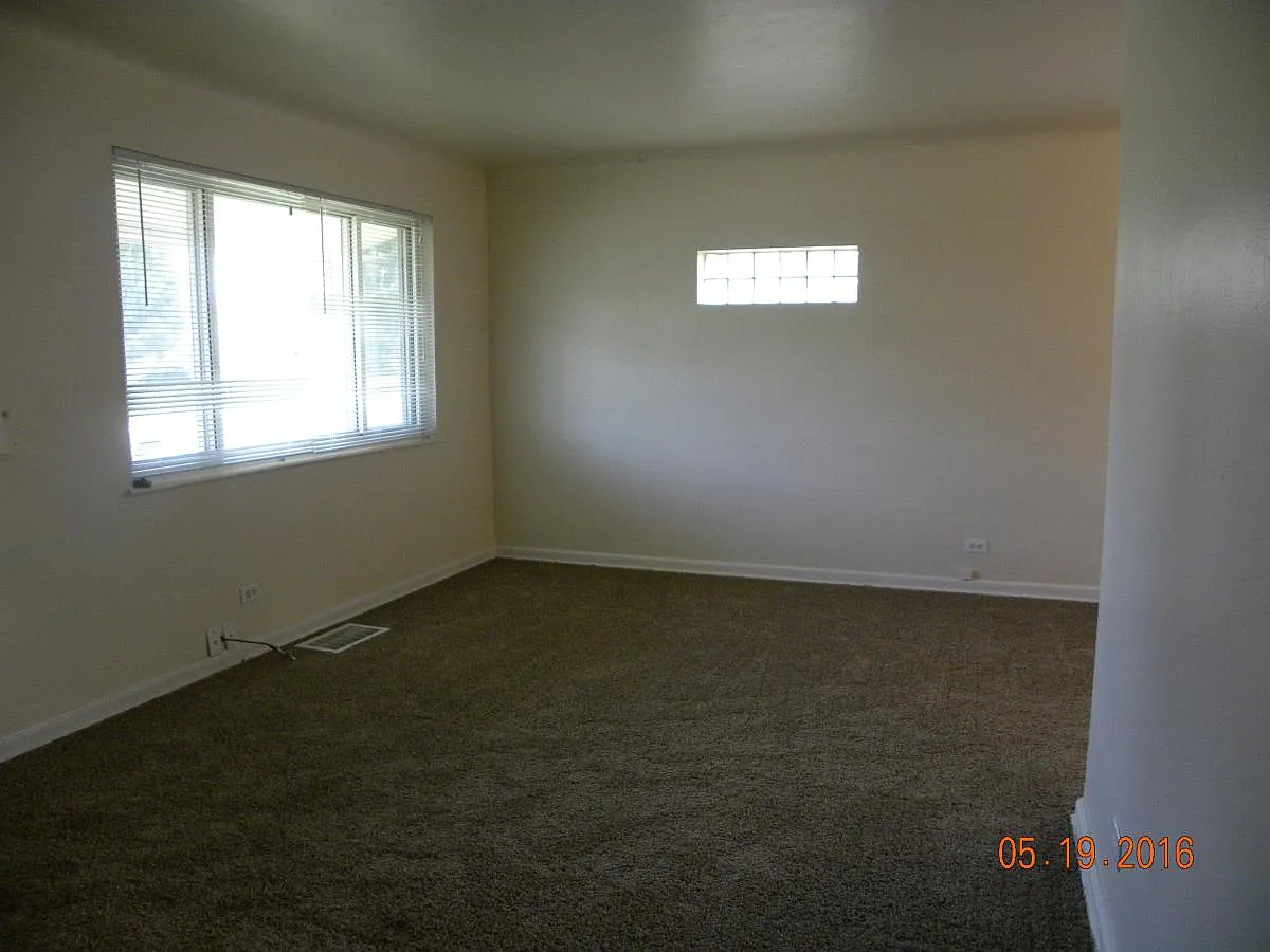 4 bed, 1.5 bath, 1911 sqft, $2,500 — Photo 2