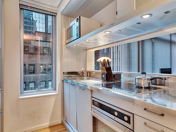 3rd image of 18 W 48th St Floor 14