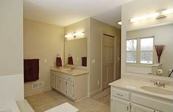 4th image of 905 Fernbrook Ln N
