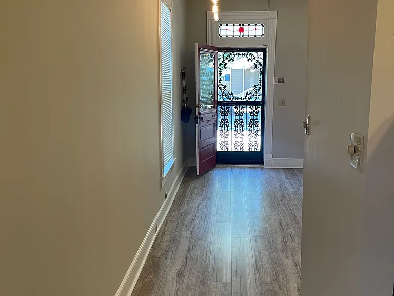 895 Blythe St — Photo 5