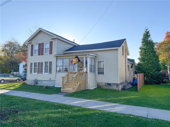 32 White St, Seneca Falls, NY 13148
